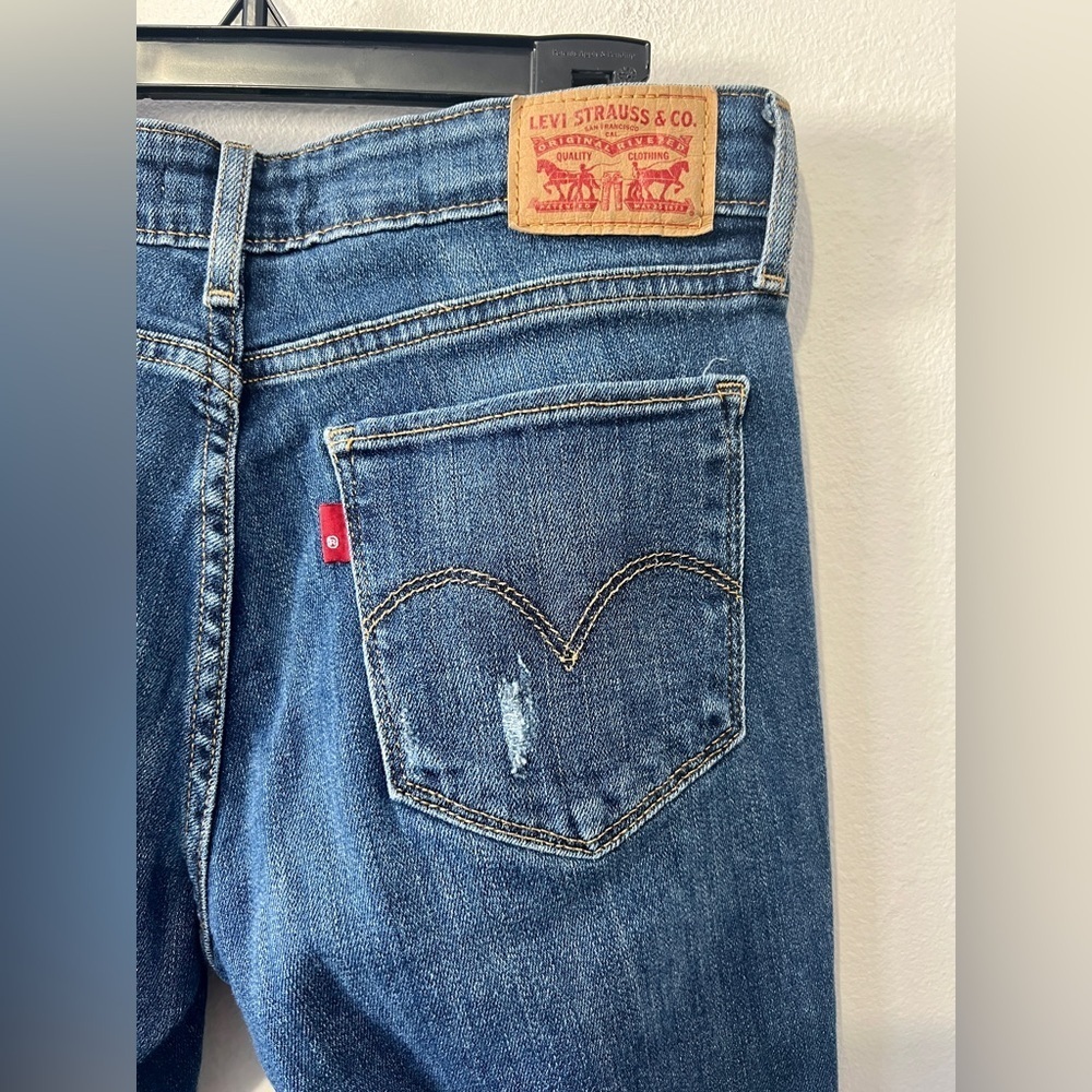 Levi's Distressed 711 Skinny Jean - Size 26 (measures 28") - Picture 8 of 11